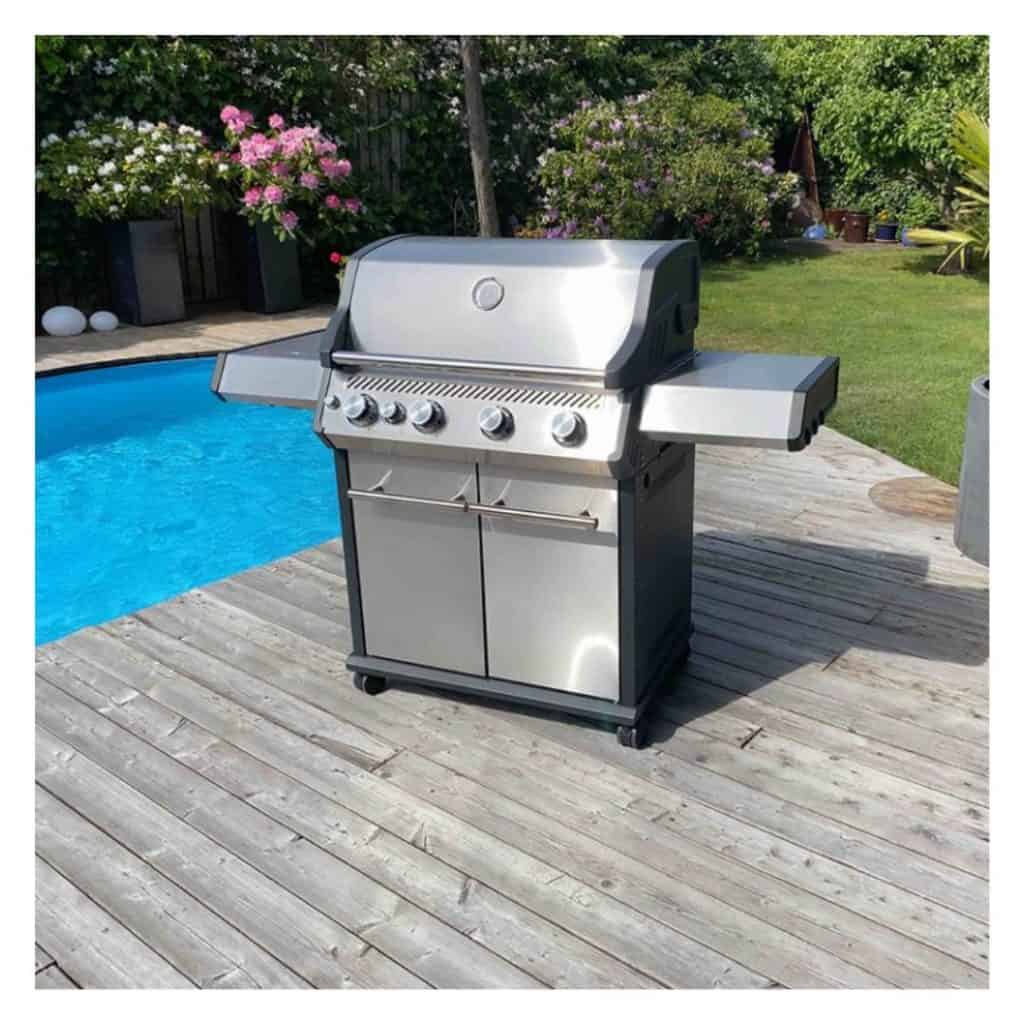 Bluegaz X1 Premium Classic Gasolgrill ute på terassen bredvid swimmingpool
