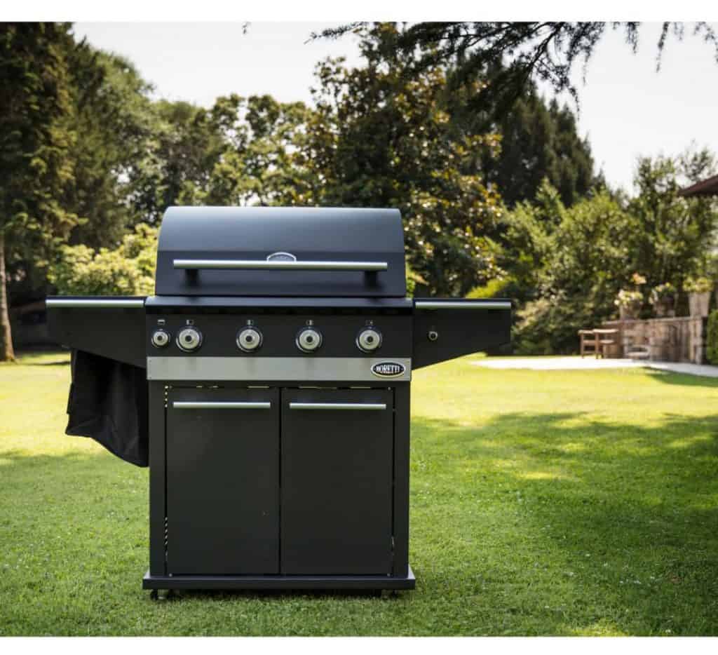 Gasol och Kolgrill Boretti Ibrido utomhus på gräsmattan
