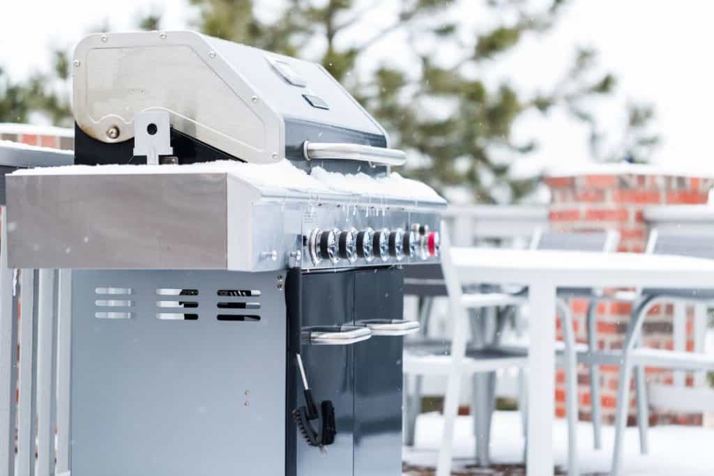 Närbild på grill utomhus på terrassen