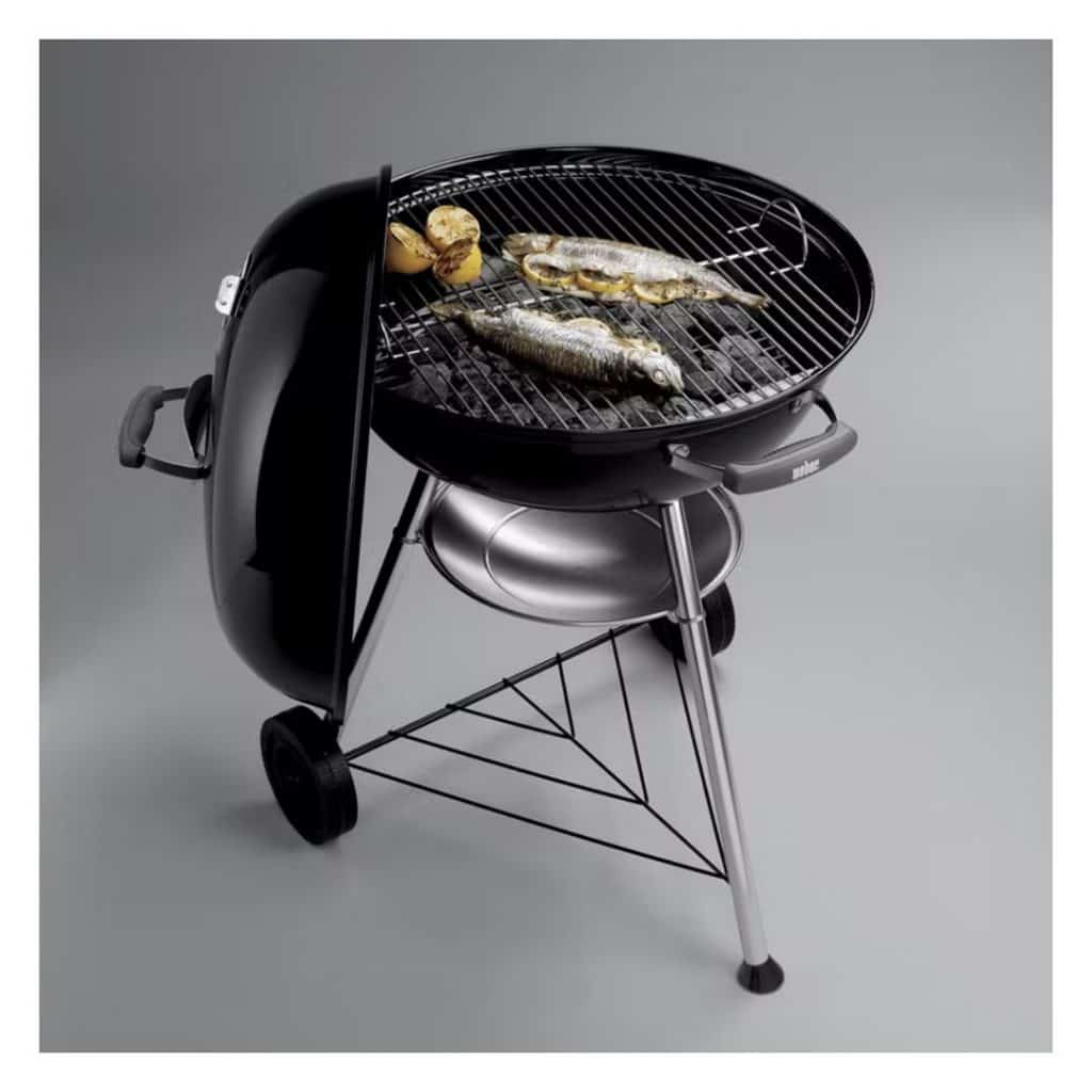 Rund kolgrill från Weber med grillad fisk på gallret